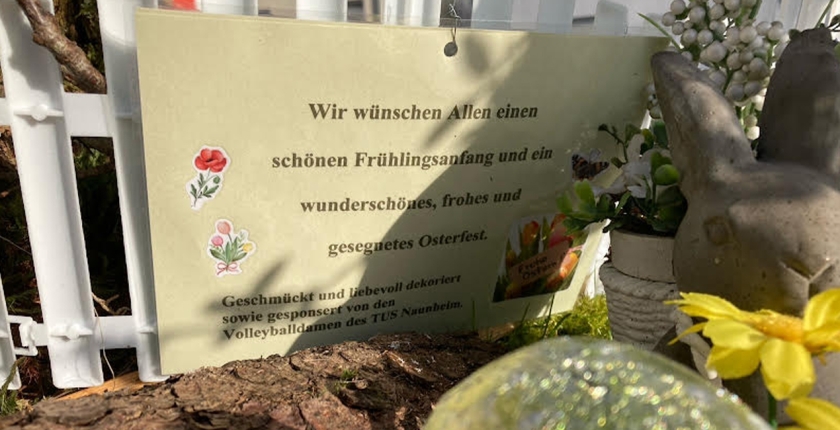 Ehemalige Volleyballerinnen schmückten zum Osterfest den Brunnen